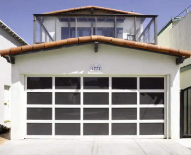 Kaca Transparan Aluminium Sectional Door Disesuaikan Ketinggian Tahan Angin Kelas 3 Untuk Stasiun Pemadam Kebakaran