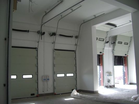 Wuxi DESEO Sandwich Automatic Industrial Sectional Door Color Coated Steel Untuk Memuat DockWarehouse Overhead