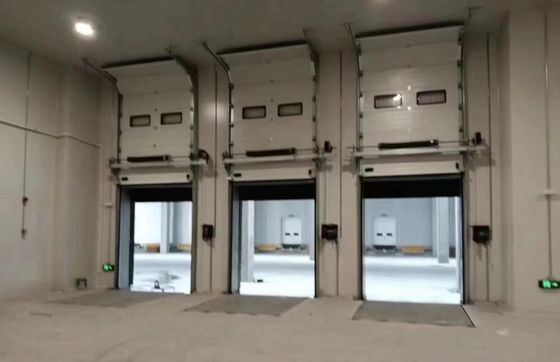 Pintu Sectional Terisolasi Baja Garasi Industri 380V Otomatis Dikendalikan Jarak Jauh