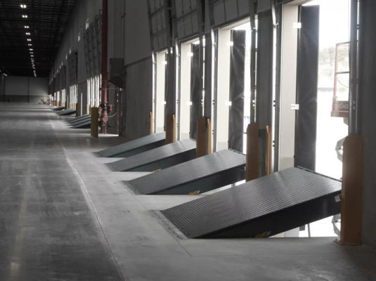 Taman Logistik Tanpa Suara Memuat Struktur Baja Dock Leveler Silinder Hidro