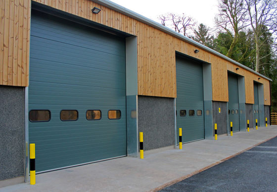 Komersial Vertikal Lifting Insulated Sectional Doors Busa Poliuretan 40/50mm
