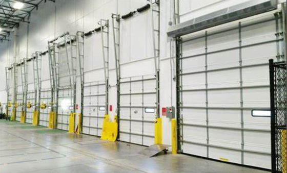 Pintu Overhead Sectional Terisolasi Industri Pengangkatan Vertikal Geser Menggulung Logam Untuk Gudang