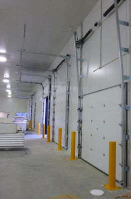 Pintu Overhead Sectional Industri Berdaya Tahan Tinggi Dengan Kecepatan Pembukaan Cepat Dan Panel Sandwich Overhead