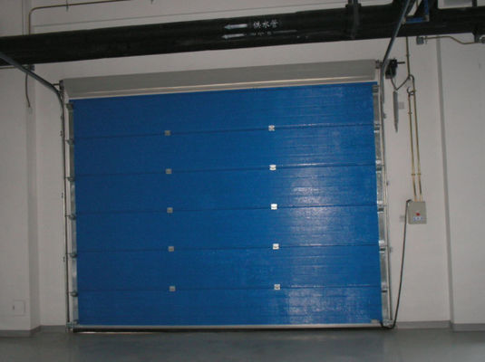 Pintu Overhead Sectional Industri Berdaya Tahan Tinggi Dengan Kecepatan Pembukaan Cepat Dan Panel Sandwich Overhead