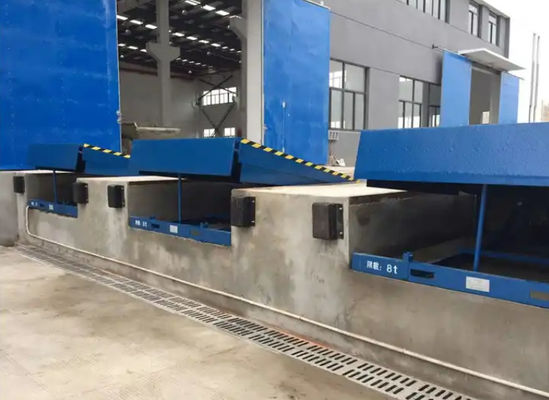 Galvanized Finish Loading Dock Leveler dengan ukuran platform yang dapat disesuaikan dan panjang bibir 6 Ton Platform hidrolik listrik