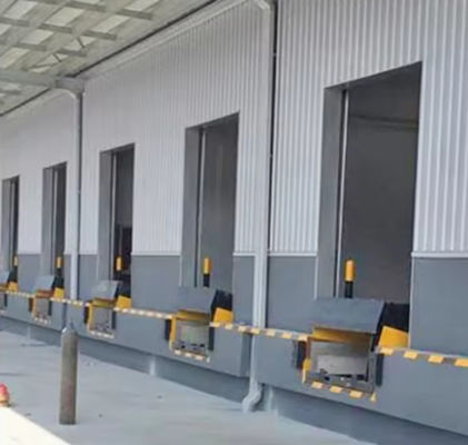 Truck Unloading Cargo Forklift Gunakan Stasioner Hydraulic Electric Loading Dock Leveler dengan Keuntungan Pengendalian Pedal Kaki