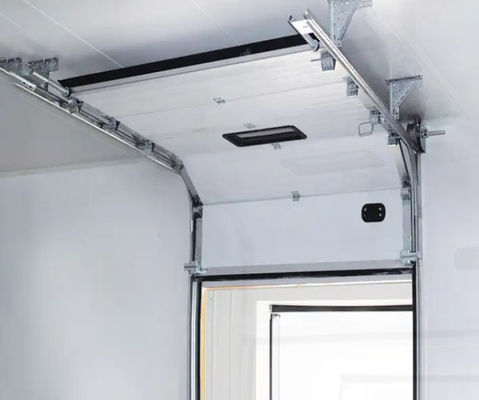 Pintu garasi bagian atas berwarna putih berbusa tahan angin / operasi manual