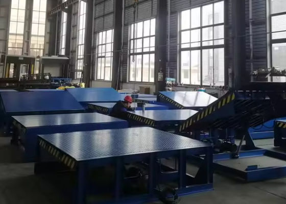 Disesuaikan Loading Dock Leveler dengan Sumber Daya Listrik 10 Kapasitas gudang baja portabel hidrolik mobile