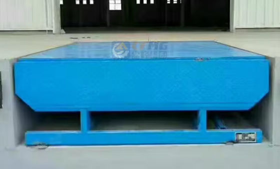 Keamanan yang dapat disesuaikan Loading Dock Leveler dengan tombol push kontrol dan penghalang keamanan Logistik