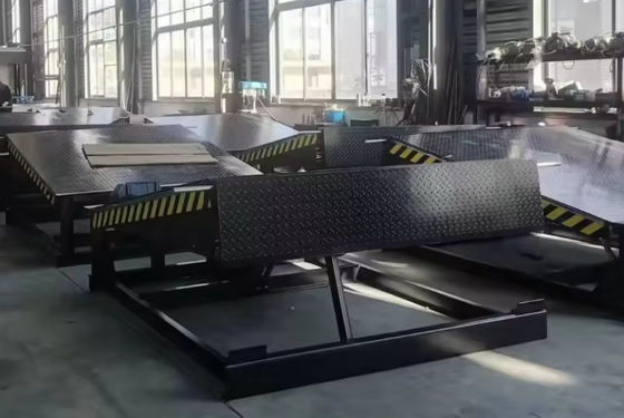 Dilengkapi bubuk / Galvanized Loading Dock Leveler yang dapat disesuaikan dengan rantai keamanan dan remote control genggam