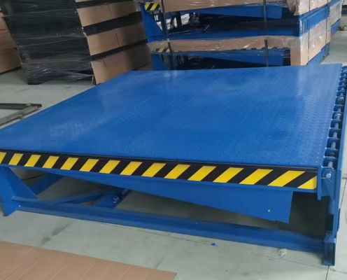 Dilengkapi bubuk / Galvanized Loading Dock Leveler yang dapat disesuaikan dengan rantai keamanan dan remote control genggam