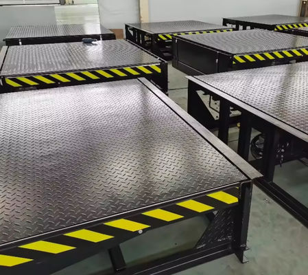 Dilengkapi bubuk / Galvanized Loading Dock Leveler yang dapat disesuaikan dengan rantai keamanan dan remote control genggam