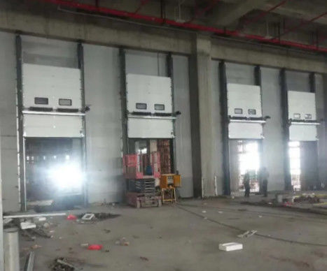 Pintu Garasi Seksional Terisolasi Dengan busa Polyurethane Dan Ventilasi Remote Control Vertikal