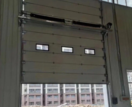 Baja abu-abu Terisolasi Bagian Pintu Garasi Komersial Pintu Lift Vertikal Industri