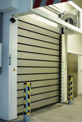 Mengisolasi cuaca tahan bubuk dilapisi baja Overhead Bagian Pintu vertikal Lift pintu industri