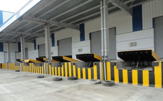 10000-20000 Pounds Loading Dock Levelers Galvanized Steel Safety Curbs dan Bar di lokasi perakitan