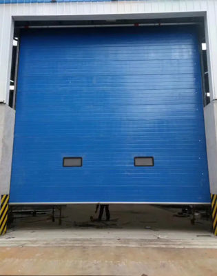 Pintu bagian industri stasiun pemadam kebakaran dengan desain terbentuk otomatis dan berlapis bubuk di atas kepala Pintu garasi otomatis selesai