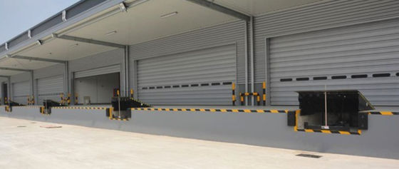 Galvanized Finish Custom Warehouse Workshop Automatic Dock Plate Dock Door Levelers Dengan Sumber Daya Hidraulik