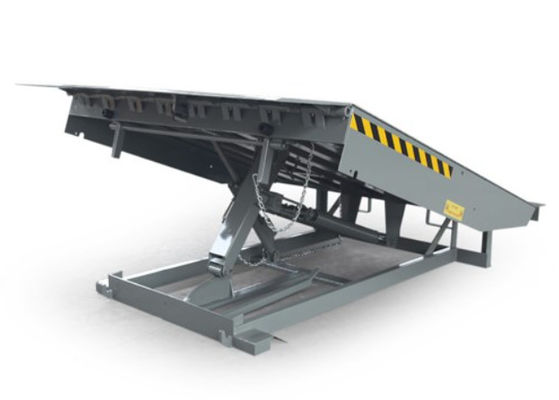 Tekan tombol Kontrol Dock Door Levelers Workshop Plat Dock Otomatis dengan Panjang Bibir yang Dapat Dikustomisasi 25000-40000LBS Desain Aman