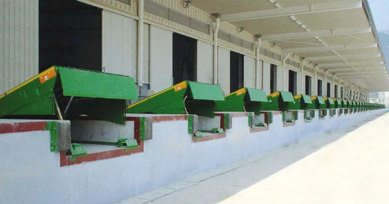 Lokakarya Otomatis Dock Plate Dock Door Levelers 25000-40000LBS Kapasitas Desain Aman 30000 Lbs Platform Ukuran Disesuaikan
