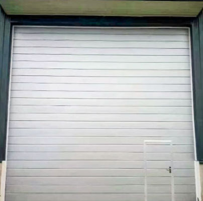 50mm-80mm Ketebalan Terisolasi Pintu Garasi Bagian Komersial Ventilasi Opsional Powder Coated Finish