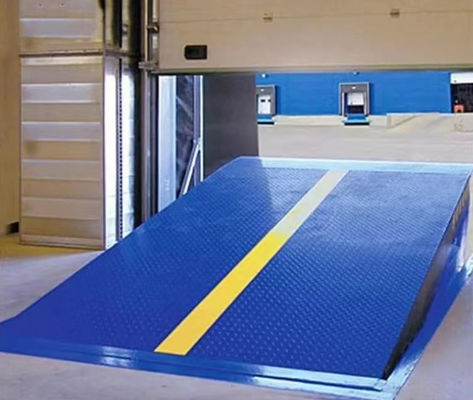 Lokakarya Otomatis Dock Plate Dock Door Levelers 25000-40000LBS Desain Aman Sumber Daya Hidraulik Disesuaikan