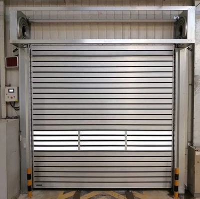 Modern Aluminium Terisolasi Bagian Overhead Gudang Pintu Garasi Industri Otomatis Gaya Terbuka Remote Control Selesai