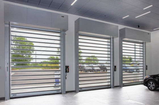 Industri Garasi Parkir Aluminium Kaku Cepat Transparan Pintu Spiral Kecepatan Tinggi Keselamatan Disesuaikan Efisiensi