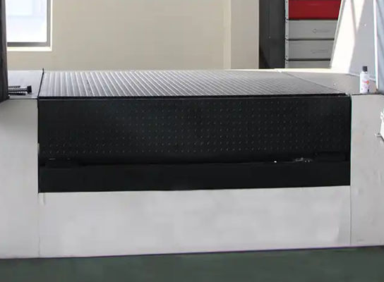 Desain aman Dock Door Levelers Dengan Kontrol Pedal Kaki Dan Powder Coated Finish 25000-40000LBS Kapasitas