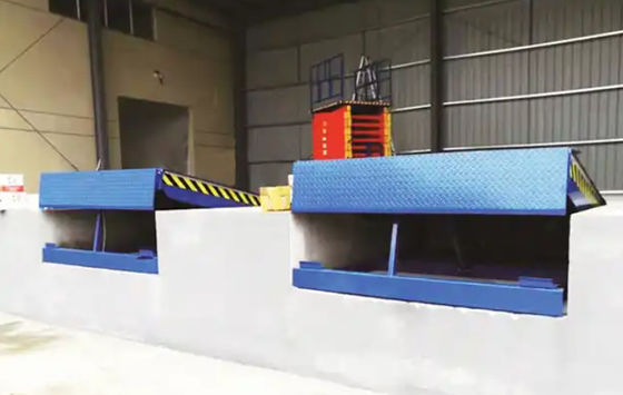 Lokakarya Panjang Bibir yang Dapat Disesuaikan Pelat Dock Otomatis Perata Pintu Dock 25000-40000LBS Desain Aman Dengan Kontrol Tombol Tekan
