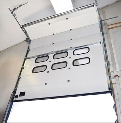 Pintu Sekat Baja Abu-abu Overhead Geser Angkat Vertikal Otomatis dengan Ketebalan 50mm-80mm untuk Pintu Gerbang Gudang Industri Komersial Garasi