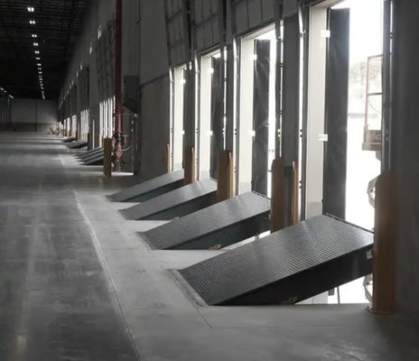 Perata Rata Hidraulik Gudang yang Dapat Disesuaikan Jarak Jauh Genggam Terkendali Pintu Dock Leveler Workshop Otomatis Dock Plate Pintu Dock Leveler untuk Pusat Logistik