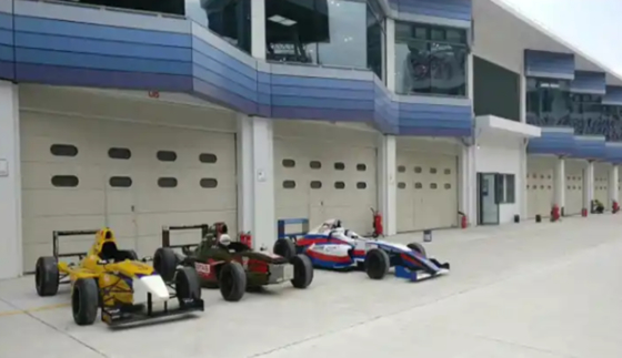 Pintu Atas Industri Besar Bagian Desain Panel Datar Atau Berkontur Ketebalan 50mm-80mm Pintu Garasi Bagian Berinsulasi