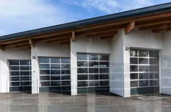 Gaya Desain Modern Watertightness Otomatis Hitam Aluminium Frosted Kaca Transparan Pintu Garasi Bagian dengan Desain Bagian