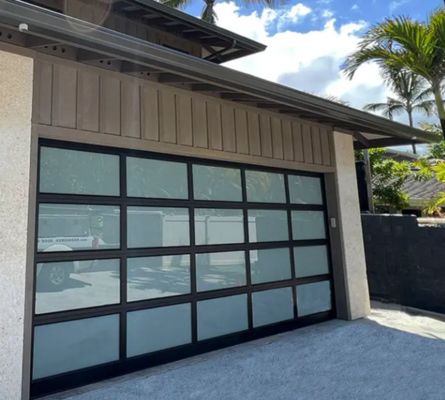 Kelas Kedap Air 3 Kaca Transparan Ketahanan Angin Sangat Baik Pintu Garasi Seksi Industri Kokoh dengan Manual atau Otomatis