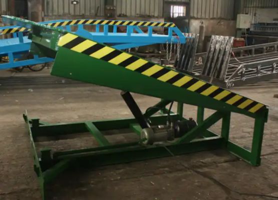 Pabrik Grosir Otomatis Bengkel Harga Tetap Hydraulic Dock Leveler 8-15 Ton Platform Lift Dock Ramp Forklift Ramp Loading Dock Leveler