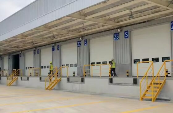 8T / 10T Kapasitas Hidrolik Ton Gudang Platform Disesuaikan Ukuran Lokakarya Dock Plate Dock Door Levelers Otomatis 25000-40000LBS Desain Aman