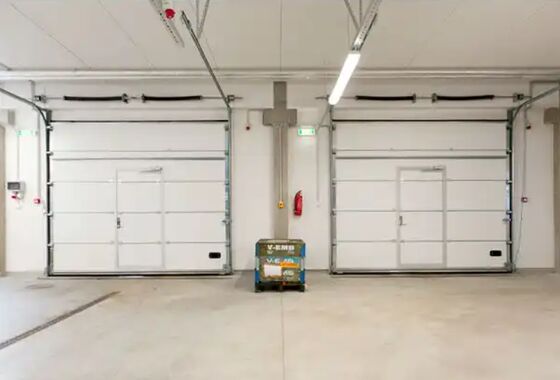 Isolasi Suara Tingkat 24 DB Pintu Seksional Terisolasi Dilengkapi Dengan Energi Minimal Untuk Mengoperasikan Dan Vinyl Atau Sikat Weatherstripping Untuk Komersial