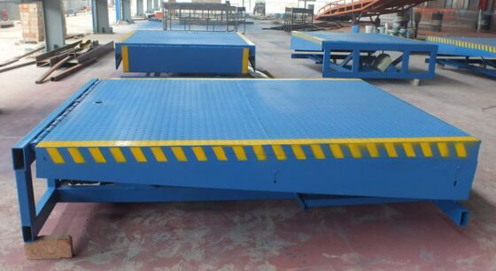 Pintu Gudang Otomatis Pintu Gudang Leveler Desain Aman Manufaktur Leveler Dermaga Hidrolik Elektrik 6-15 Ton Pabrik Pemuatan Kontainer Leveler Dermaga