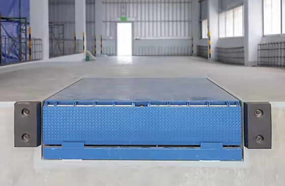Handheld Remote Controls Dock Door Levelers Workshop Otomatis Dock Plate Dock Door Levelers 25000-40000LBS Desain aman Tinggi dek yang dapat disesuaikan