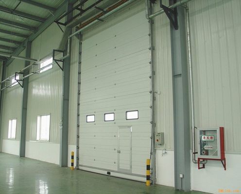 Respon Cepat Industrial Overhead Pintu Sectional 700N / M2 Tekanan Anti Angin