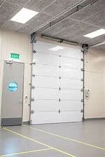 Pintu Sectional Terisolasi Industri Untuk Rumah 40mm Overhead Panel Powder Coating