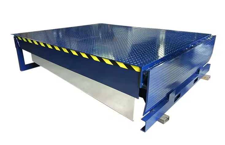 Truck Unloading Cargo Forklift Gunakan Stasioner Hydraulic Electric Loading Dock Leveler dengan Keuntungan Pengendalian Pedal Kaki