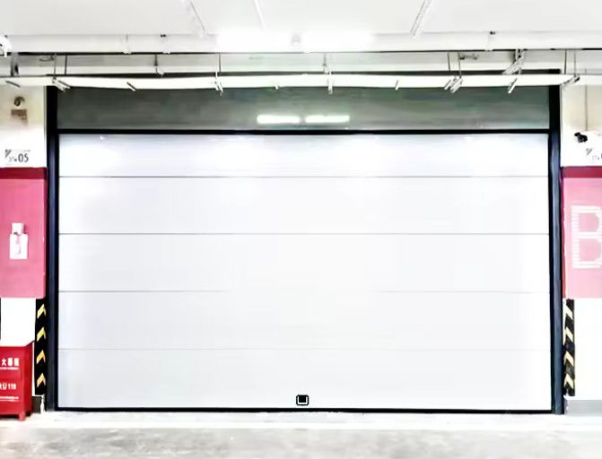 Pintu bagian atas baja berlapis ganda dengan pegangan yang dapat dikunci remote control Vertikal Overhead Garage Roll Door