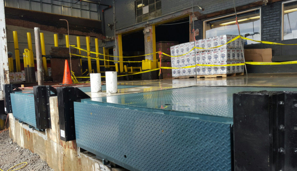 Di lokasi dipasang listrik / hidrolik loading dock levelers 10 000 - 20 000 Lbs kapasitas