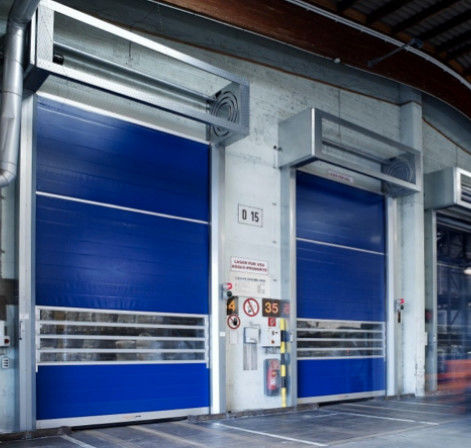 Mengisolasi cuaca tahan bubuk dilapisi baja Overhead Bagian Pintu vertikal Lift pintu industri
