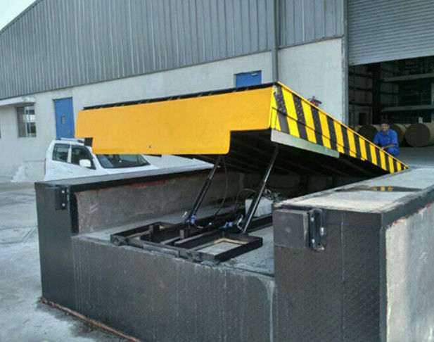 10000-20000 Pounds Loading Dock Levelers Galvanized Steel Safety Curbs dan Bar di lokasi perakitan