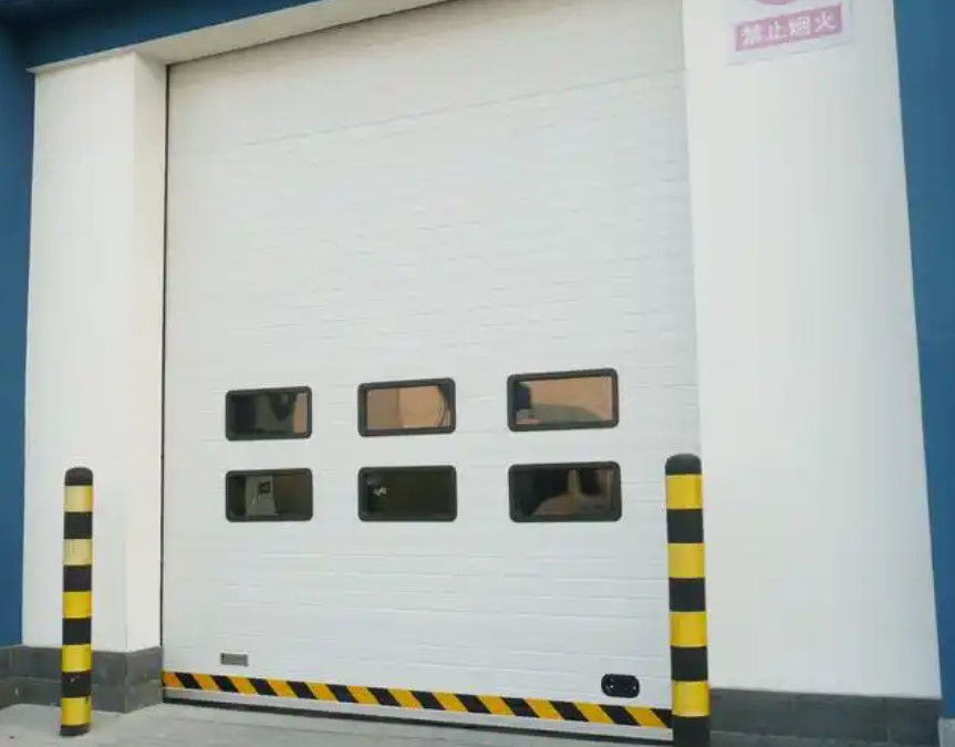 Pintu bagian industri stasiun pemadam kebakaran dengan desain terbentuk otomatis dan berlapis bubuk di atas kepala Pintu garasi otomatis selesai