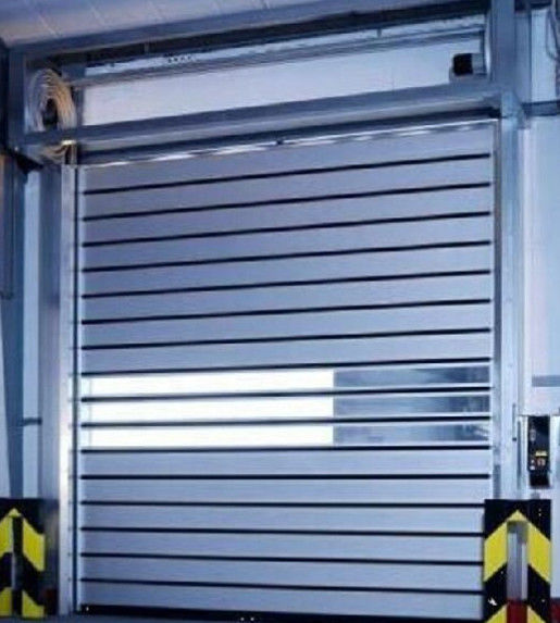 Pintu Rol Otomatis Baja 50mm-80mm Ketebalan Pintu Garasi Seksional Terisolasi Komersial Dengan Desain Panel Flat atau Contoured