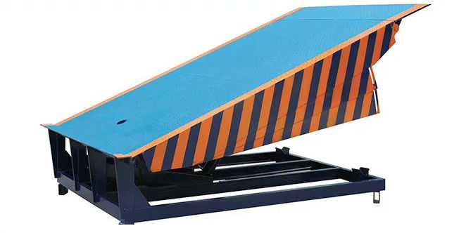 Heavy Duty Workshop Automatic Dock Plate Dock Door Levelers 25000-40000LBS Desain Aman Untuk Operasi Kapasitas Dock